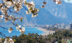 Antalya'da vatandaşlar ısınmak için denize girdi!