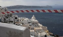 Santorini Adası'nda halk, tsunami riskine karşı önlem almaya başladı