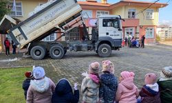 Trabzon'da öğrenciler için okul bahçesine kamyonla kar döküldü