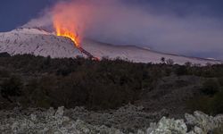 İtalya'da Etna Yanardağı kül ve lav püskürtüyor