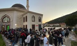 Bodrum'da bir imam, cami avlusunda iftar sofrası kuruyor