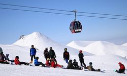 Kayakseverler Erciyes'te kışın tadını çıkarıyor