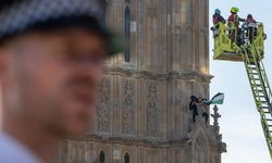 Londra'da bir gösterici Filistin bayrağıyla Big Ben'e tırmandı