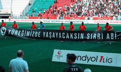 Amedspor sahaya bu pankatla çıktı: 'Yüreğimizde yaşayacaksın Sırrı Abi'