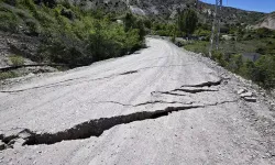 Erzurum'da yollar ikiye ayrıldı, evler yana doğru eğildi!