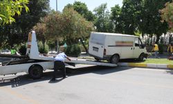 Hakimiyeti kaybolan minibüs refüjde asılı kaldı
