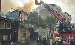 Kocaeli'de yangın! Yanan duvar itfaiye erlerinin üzerine düştü