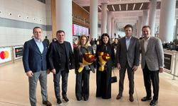 UEFA zaferinin 25. yılı! Hagi ve Popescu çiçeklerle karşılandı