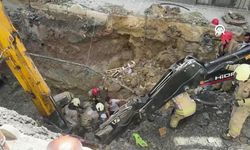 Bayrampaşa'da yol çöktü: Göçük altında kalan işçi kurtarıldı