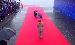 Başbakan kırmızı halıda diz çöktü... Meloni şaşkına döndü