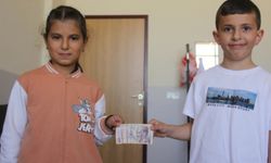 Kantinden aldığı parayı üstündeki yazıdan etkilenince sahibine teslim etti