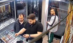 Elazığ’da saat hırsızlığı anbean kamerada:Fiyatı sordu, cebine attı