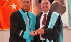 60 yaşında üniversite diploması sahibi oldu