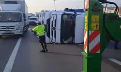 Pendik TEM Otoyolu'nda tır devrildi