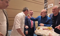 Mustafa Varank, Ali Koç'a elleriyle 'okunmuş baklava' yedirdi