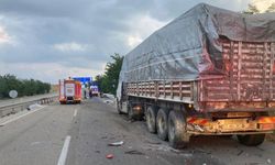 Balıkesir'de otomobil tıra çarptı: 4 kişi hayatını kaybetti