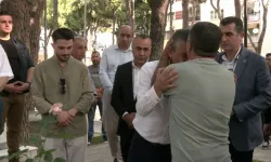 Şehit babası cenazede protesto edilen Özgür Özel'i alnından öptü