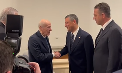Özgür Özel ve Devlet Bahçeli kuliste selamlaştı