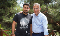 Oğlunun doğum gününü hastane odasından kutladı