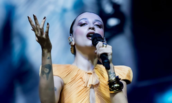 Melike Şahin konser ortasında üzen haberi verdi: 'Alkışa ihtiyacım var'