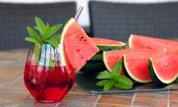 Yaz sıcağında sizi buz gibi yapacak karpuzlu soğuk çay tarifi! Sadece 10 dakikada hazırlanıyor