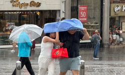 Sağanak İstiklal'i karıştırdı