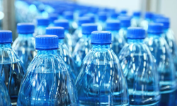 Fransa'da şişe su skandalı: Ünlü markanın suyunda mikroplastik çıktı!