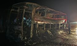 Seyir halindeki yolcu otobüsü alev topuna döndü