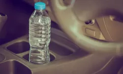Arabada pet şişe su bırakmak sanıldığı kadar masum değilmiş! Tehlikesini duyunca bir daha yapmayacaksınız