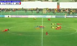 Arı saldırısı maçı böldü: Futbolcular aynı anda yere kapaklandı