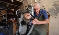 Mardinli ayakkabı ustası 5 metrekarelik iş yerinde 50 yılı aşkın süredir çalışıyor
