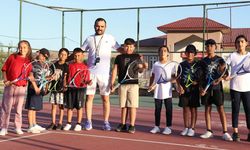 Tutaklı çocuklar kortlarda tenis öğrenerek büyüyor