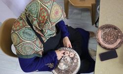 Erzincanlı kadınlar bakır işlemeciliğini geleceğe taşıyor