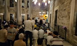 Mevlid Kandili'nde vatandaşlar Eyüp Sultan Camii'ne akın etti