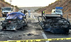Kafa kafaya çarpışan otomobiller alev topuna döndü: 3 ölü 5 yaralı!
