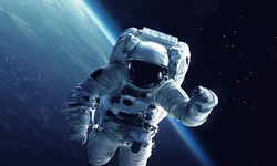 Romantik dolandırıcı: 'Astronutum' dediği yaşlı kadını oksijen almaya ikna etti