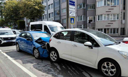 Bu da arabalı erkek şiddeti! Boşanma aşamasındaki eşinin otomobiline çarptı