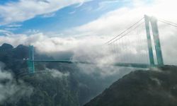Dikkat başınız dönebilir! Dünyanın en yüksek köprüsü trafiğe açıldı