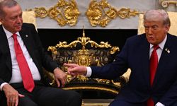 Trump'tan promosyon! Görüşmede taktığı rozet dikkatlerden kaçmadı