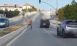 İstanbul trafiğinde bunu da gördük: Tartıştığı sürücüyü taşladı!