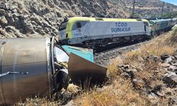 Malatya'da iki yük treni kafa kafaya çarpıştı