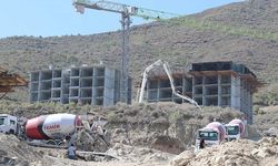 Hatay'da afet konutları ve ticaret merkezlerinin yapımı sürüyor