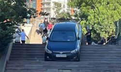Yolu şaşırdı, merdivenlerde asılı kaldı