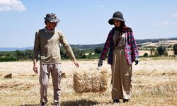 Omuz omuza veren üniversite mezunu genç çift, çiftçilik yapıyor