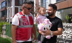 Düzce'de her gün pencerede çöp kamyonunu bekleyen küçük kıza oyuncaklı jest