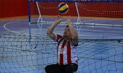Depremde bacağını kaybetti, voleybolla hayata tutundu