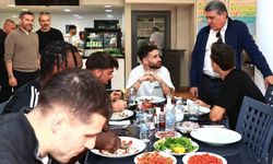 Beşiktaş Başkanı Serdal Adalı, Fenerbahçe derbisi öncesi futbol A takımıyla buluştu