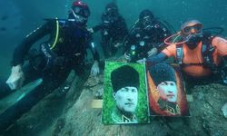 Cumhuriyet'in kuruluşunun 102. yılını su altında Atatürk portresi boyayarak kutladılar