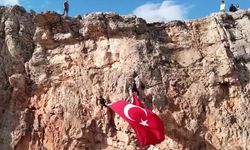 Elazığ'da dağcılar dev Türk bayrağıyla kaya tırmanışı gerçekleştirdi