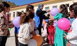 Gönüllüler sınır köylerinde yaptıkları etkinliklerle çocukların yüzünü güldürüyor